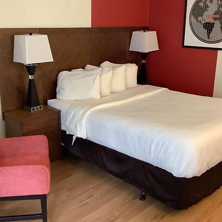 Ramada By Wyndham Arnprior Hotel Ngoại thất bức ảnh