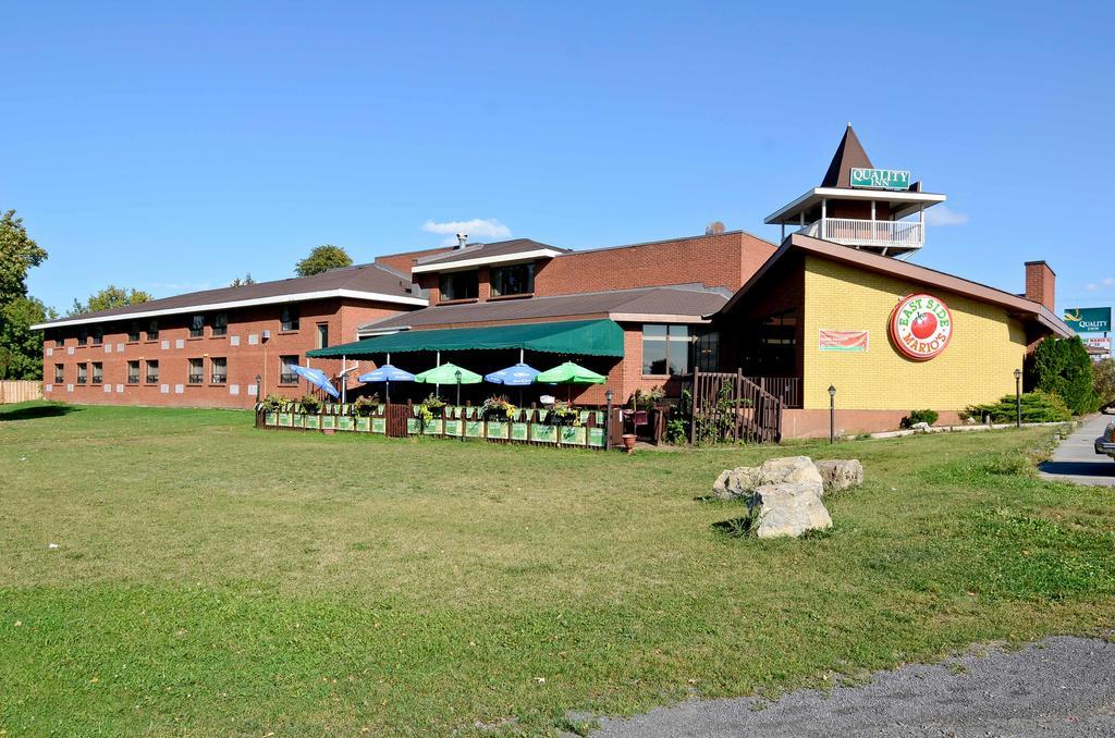Ramada By Wyndham Arnprior Hotel Ngoại thất bức ảnh