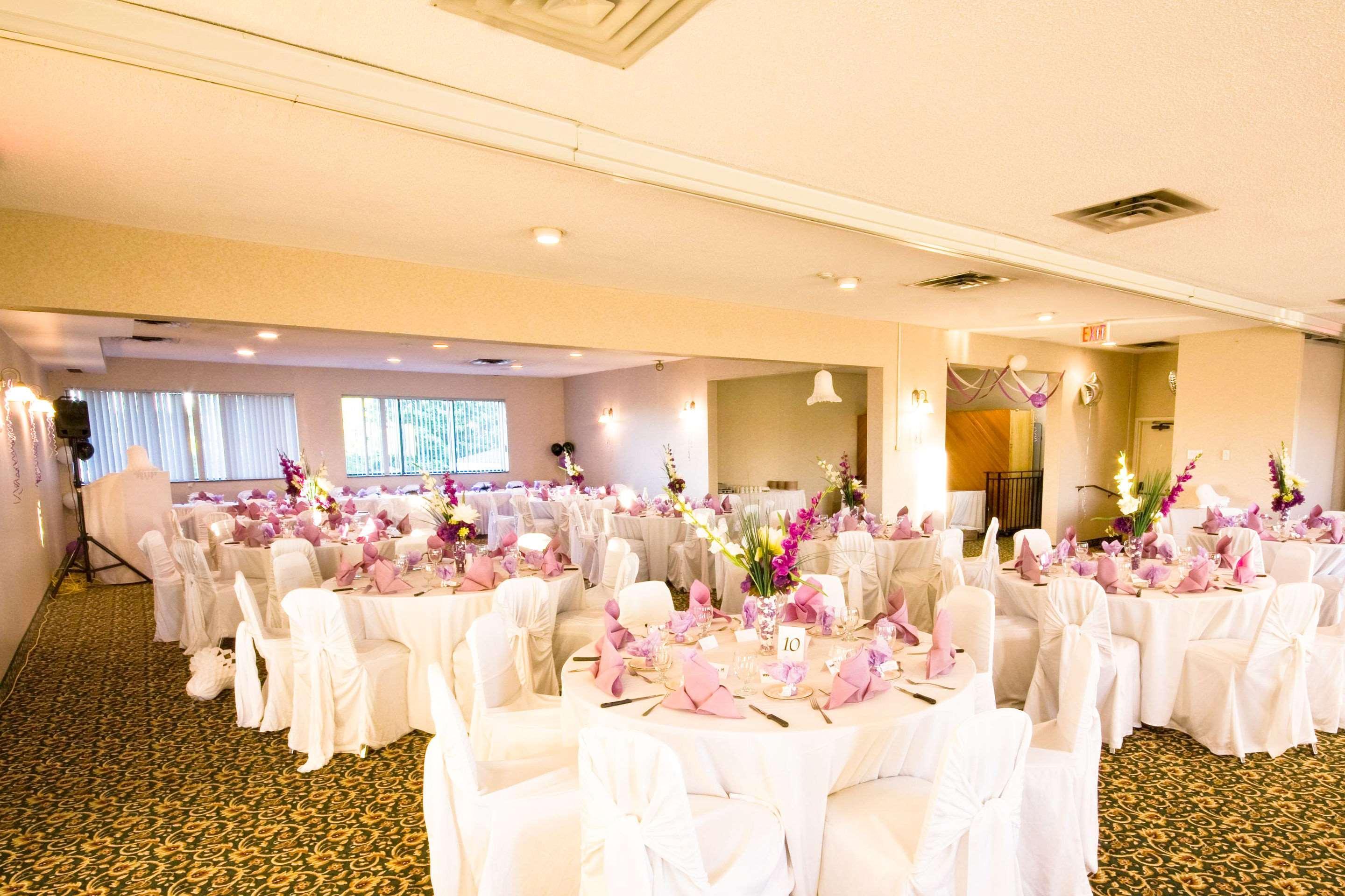Ramada By Wyndham Arnprior Hotel Ngoại thất bức ảnh