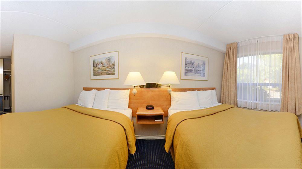 Ramada By Wyndham Arnprior Hotel Ngoại thất bức ảnh