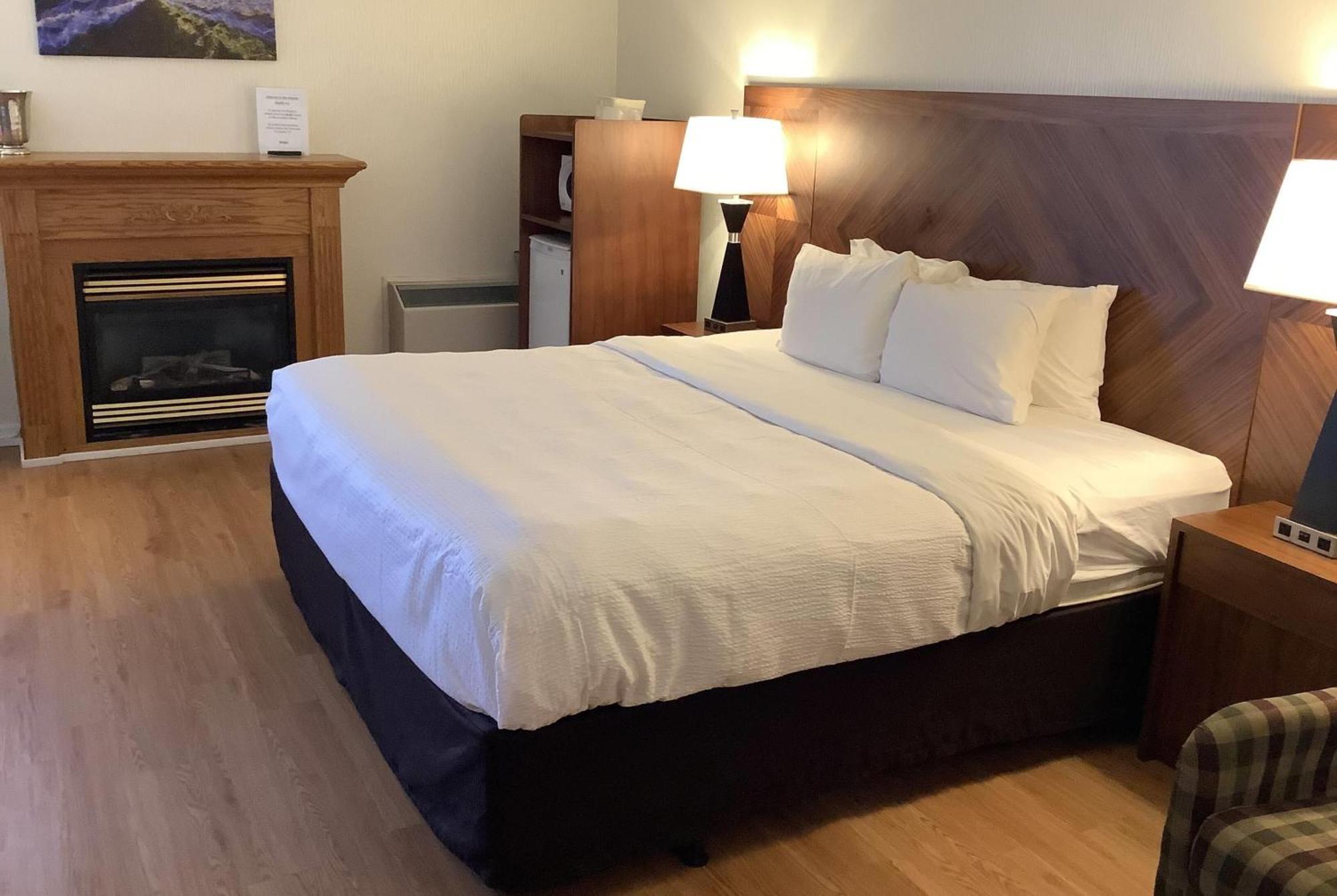 Ramada By Wyndham Arnprior Hotel Ngoại thất bức ảnh