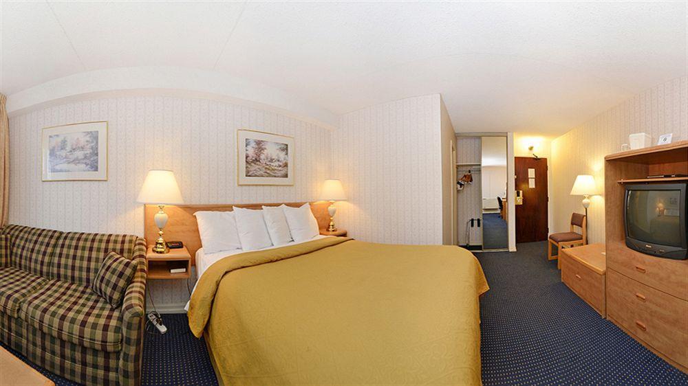 Ramada By Wyndham Arnprior Hotel Ngoại thất bức ảnh